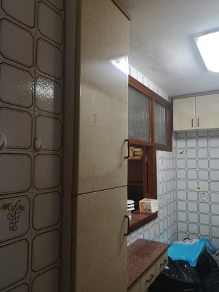 Mueble de cocina beige y marrón