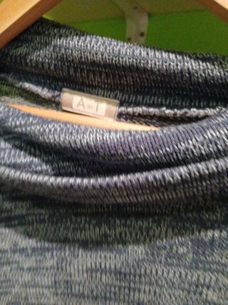 Jersey azul y gris con cuello alto
