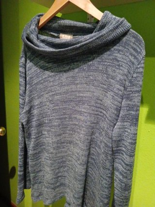 Jersey azul y gris con cuello alto