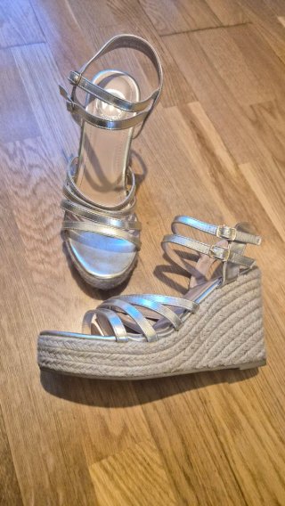 Sandalias cuña evento tipo Michael Kors doradas
