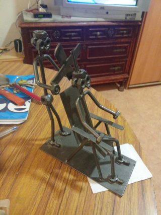 Figura decorativa de tuercas y tornillos