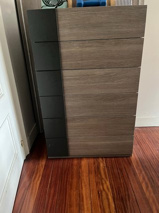 Cómoda de madera y plástico