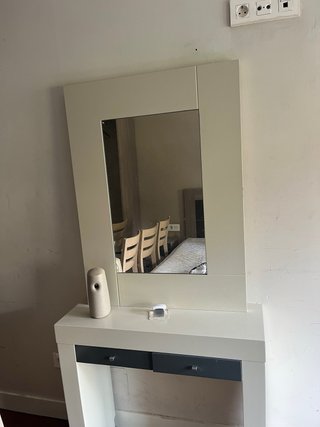 Mueble tocador blanco y gris con espejo