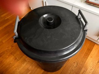 Cubo de basura negro con tapa