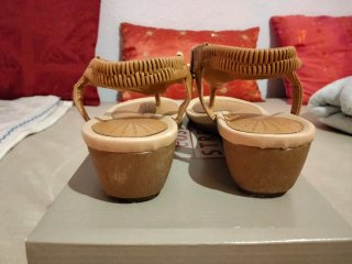 Sandalias Beige Cuña Marca Fama