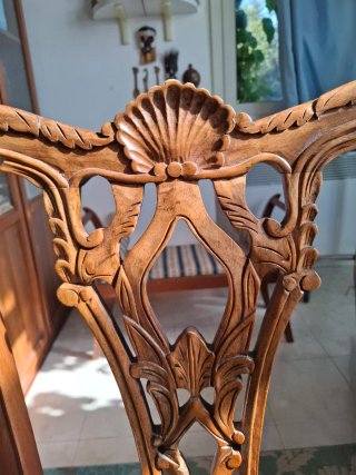Sedia poltrona in legno intagliato