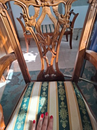Sedia poltrona in legno intagliato