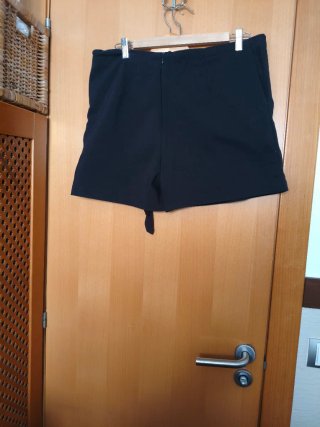 Falda pantalón negra con cordones.