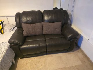 Sofá de piel marrón oscuro