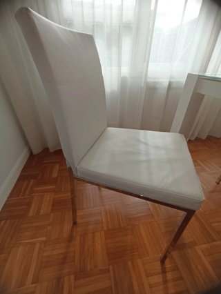 Mesa cristal y 4 sillas cuero blanco