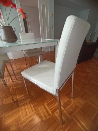 Mesa cristal y 4 sillas cuero blanco