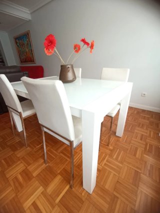 Mesa cristal y 4 sillas cuero blanco