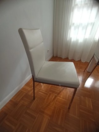 Mesa cristal y 4 sillas cuero blanco