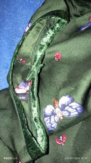 Camisa verde con estampado de mariposas