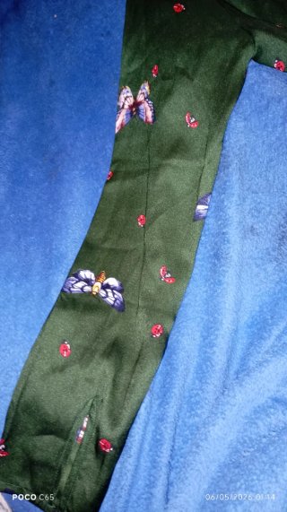 Camisa verde con estampado de mariposas