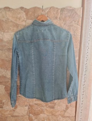 Camisa vaquera fina entallada 100% algodón