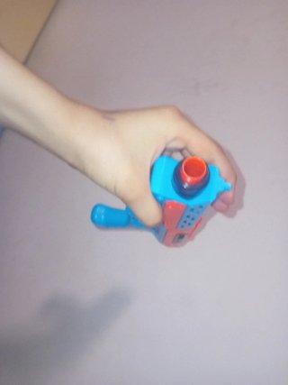 Pistola nerf giocattolo blu e arancione