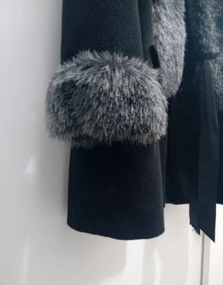 Cappotto lana nero con collo e polsini particolari