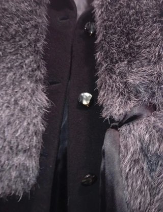 Cappotto lana nero con collo e polsini particolari