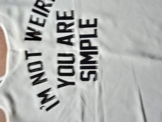 Camiseta sin mangas blanca y gris con letras