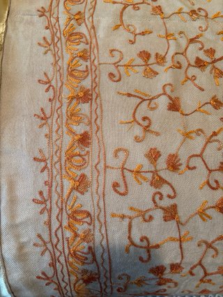 Manta chal beige bordada naranja