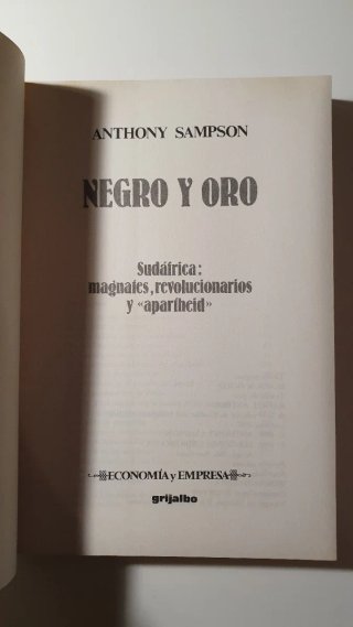 Negro y Oro. Anthony Sampson