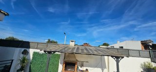 Pérgola de aluminio adosada gris