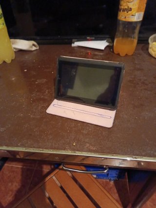 Tablet negra y beige aunque está pintada .