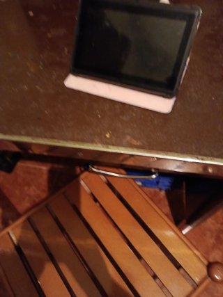 Tablet negra y beige aunque está pintada .