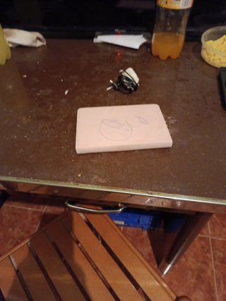 Tablet negra y beige aunque está pintada .