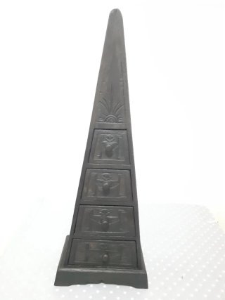 Mueble de madera piramidal