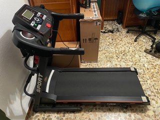 Cinta de correr negra  con vibradora y pesas.