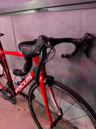 Bicicleta de carretera FOCUS roja