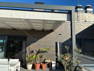 Pérgola de aluminio con toldo retráctil.