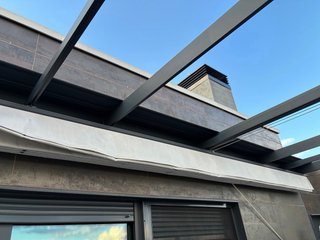 Pérgola de aluminio con toldo retráctil.