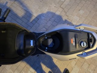 Motron Ventura 125cc Scooter Plata/Negro año 2022