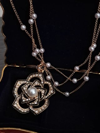 Collar multicadenas con colgante flor