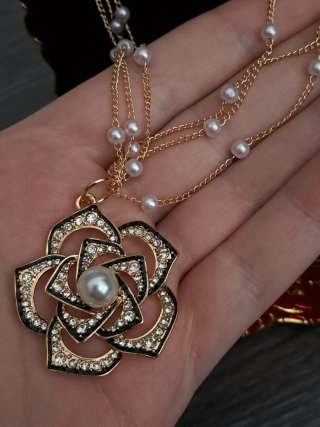 Collar multicadenas con colgante flor