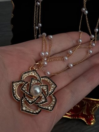 Collar multicadenas con colgante flor