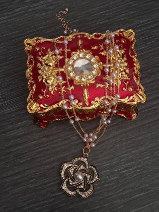 Collar multicadenas con colgante flor