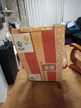 Sillón estampado floral y madera tengo dos