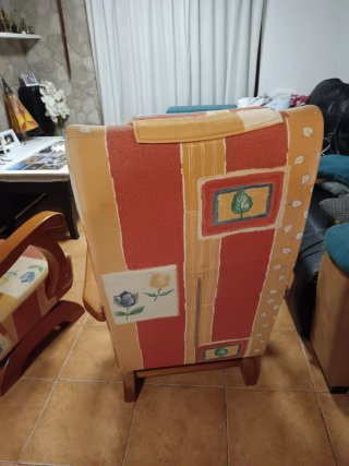 Sillón estampado floral y madera tengo dos