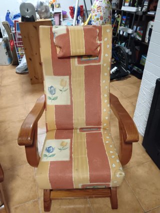 Sillón estampado floral y madera tengo dos