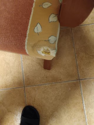 Sillón estampado floral y madera tengo dos
