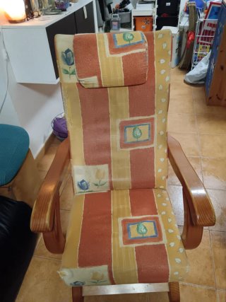 Sillón estampado floral y madera tengo dos