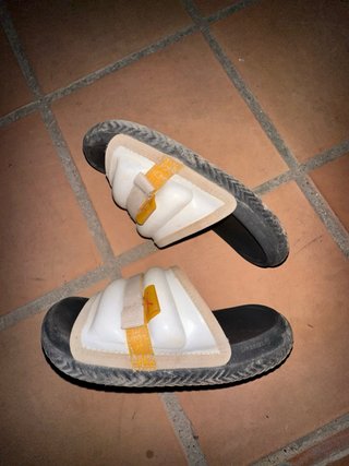 Chanclas Jordan Negras y Blancas