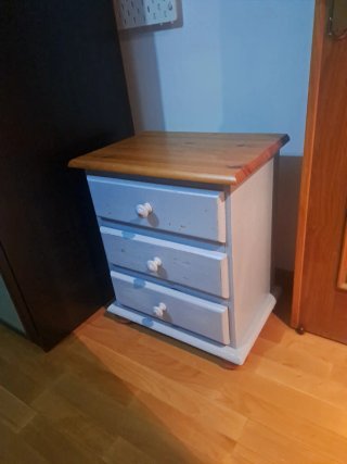 Mesita de noche de madera
