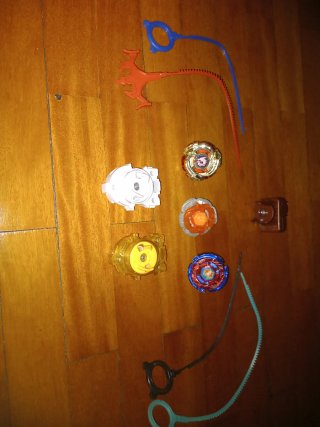 Lanzadores y Beyblades