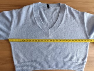 Jersey de punto fino azul y cuello pico.