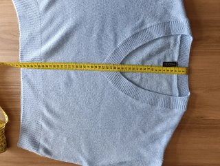 Jersey de punto fino azul y cuello pico.